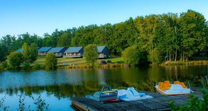 Domaine verdoyant face au lac | Piscine sur place