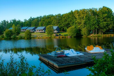 Domaine verdoyant face au lac | Piscine sur place