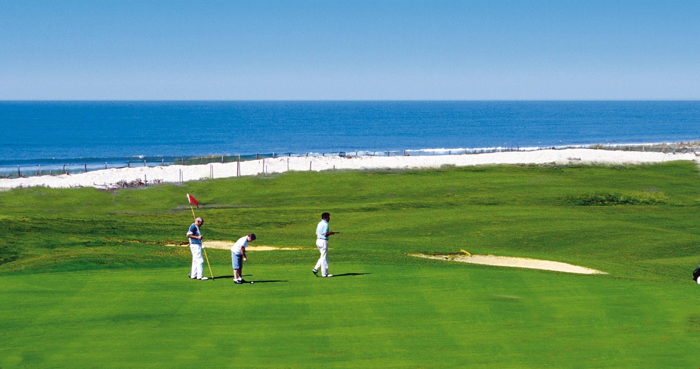 Un parcours de golf avec vue sur l’océan.