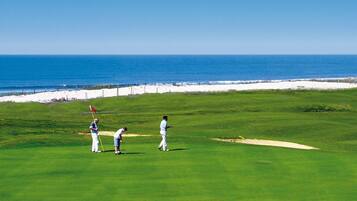 Un parcours de golf avec vue sur l’océan.