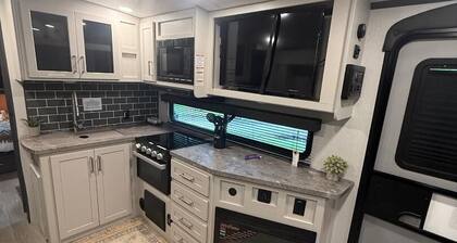 Cozy RV in Auburn with King Bed also with AC/Heat minutes from Auburn University