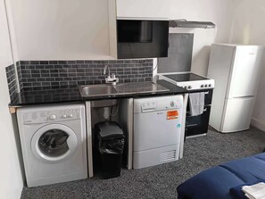 Fridge, microwave, oven, stovetop - Studio Sleeps 2 With Parking (Oldbury)