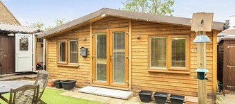 Studio Retreat Sleeps 1 - Parking & Wifi