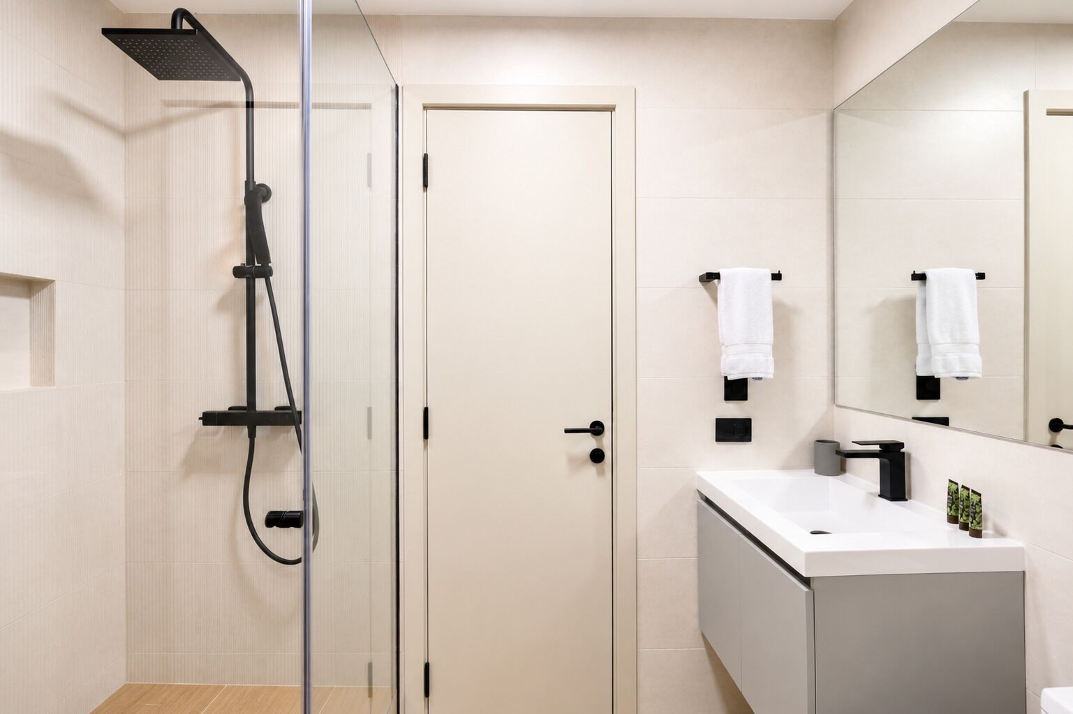 Un baño moderno con ducha, inodoro y lavabo.