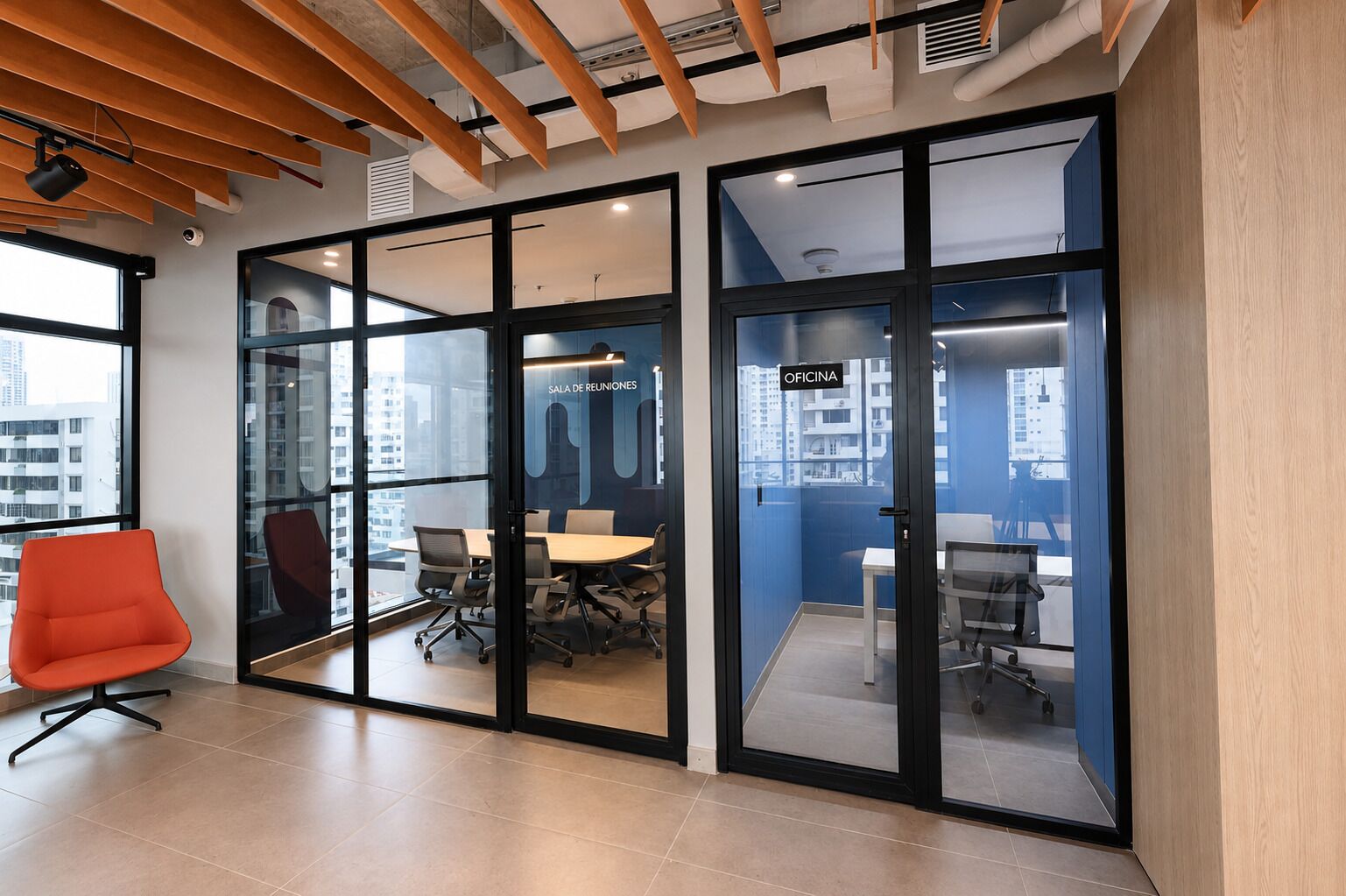 Un espace de bureau moderne avec des cloisons en verre, une table de conférence et des chaises de bureau.