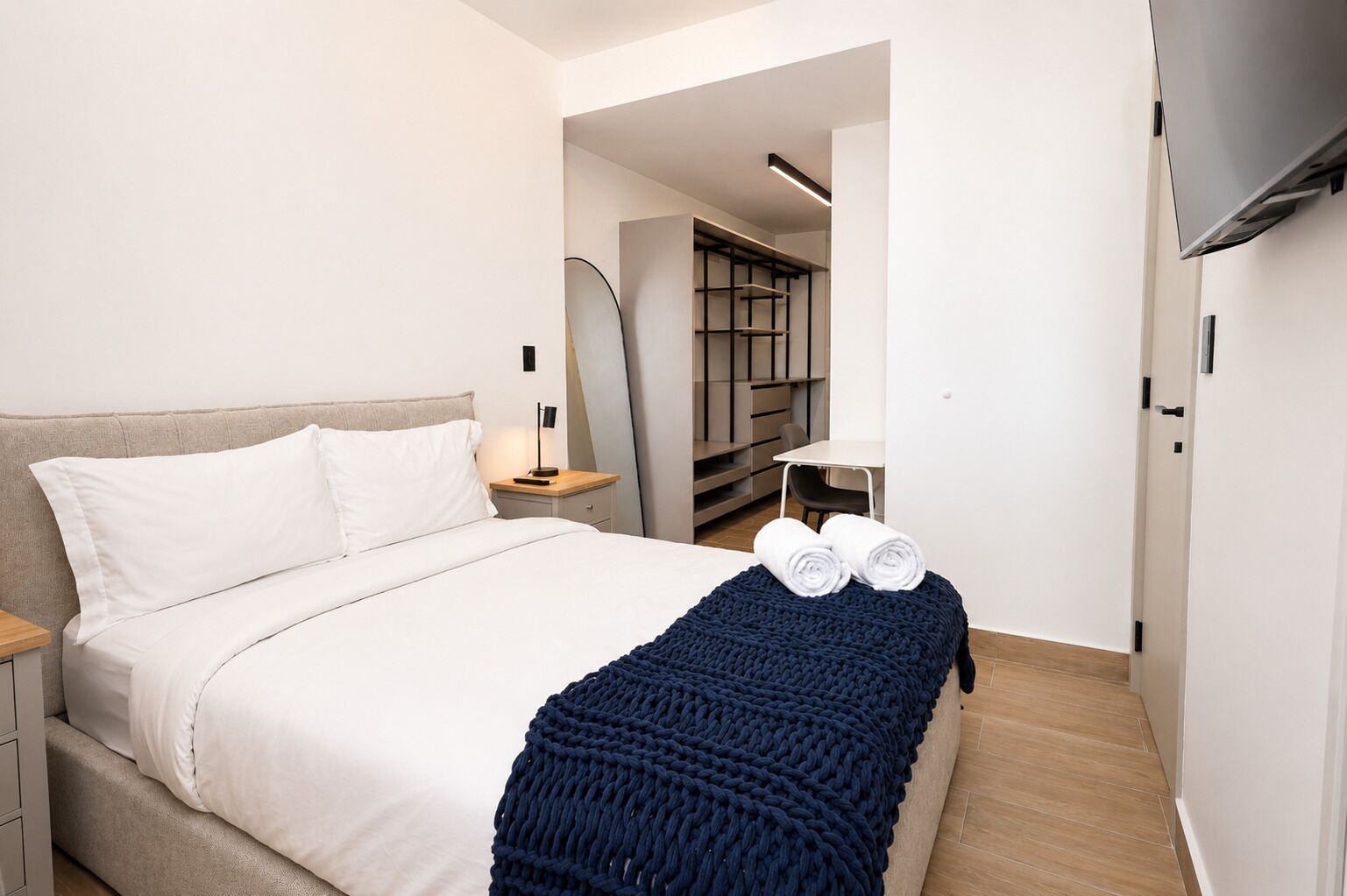 Apartemen Premium, pemandangan kota | Ruang kerja ramah laptop, tirai kedap cahaya, dan setrika/meja setrika