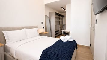 Apartemen Premium, pemandangan kota | Ruang kerja ramah laptop, tirai kedap cahaya, dan setrika/meja setrika