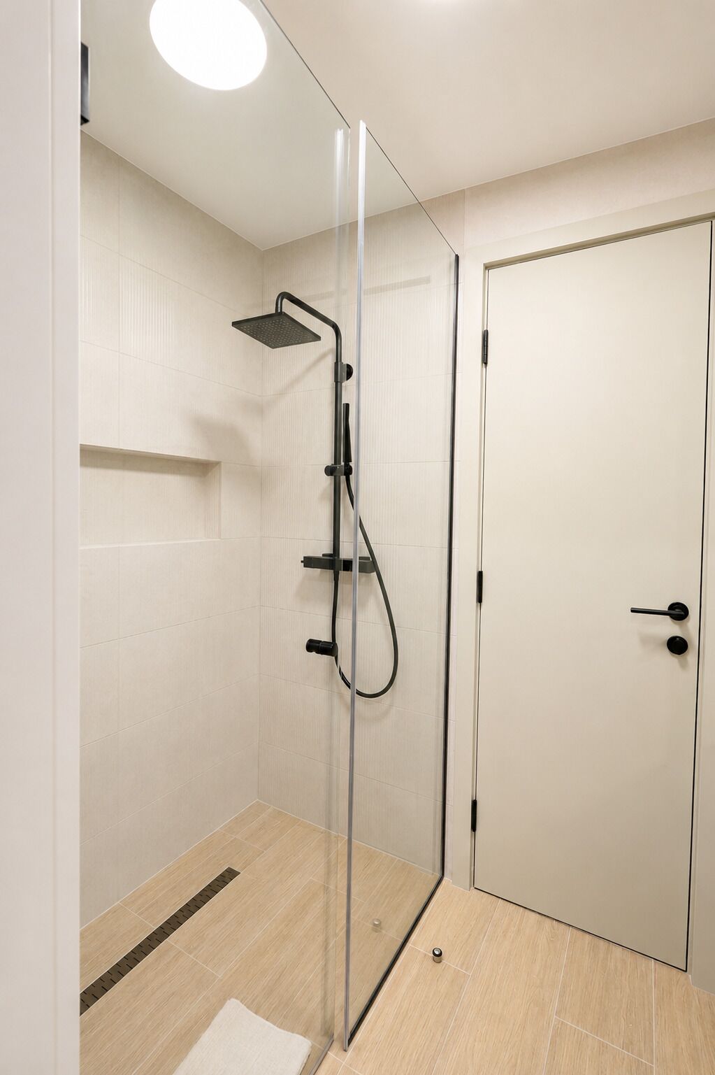Deluxe Apartment, City View | Bathroom | Free toiletries, hair dryer, towels, soap