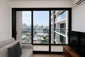Apartamento luxo, vista para a cidade | Vista do quarto