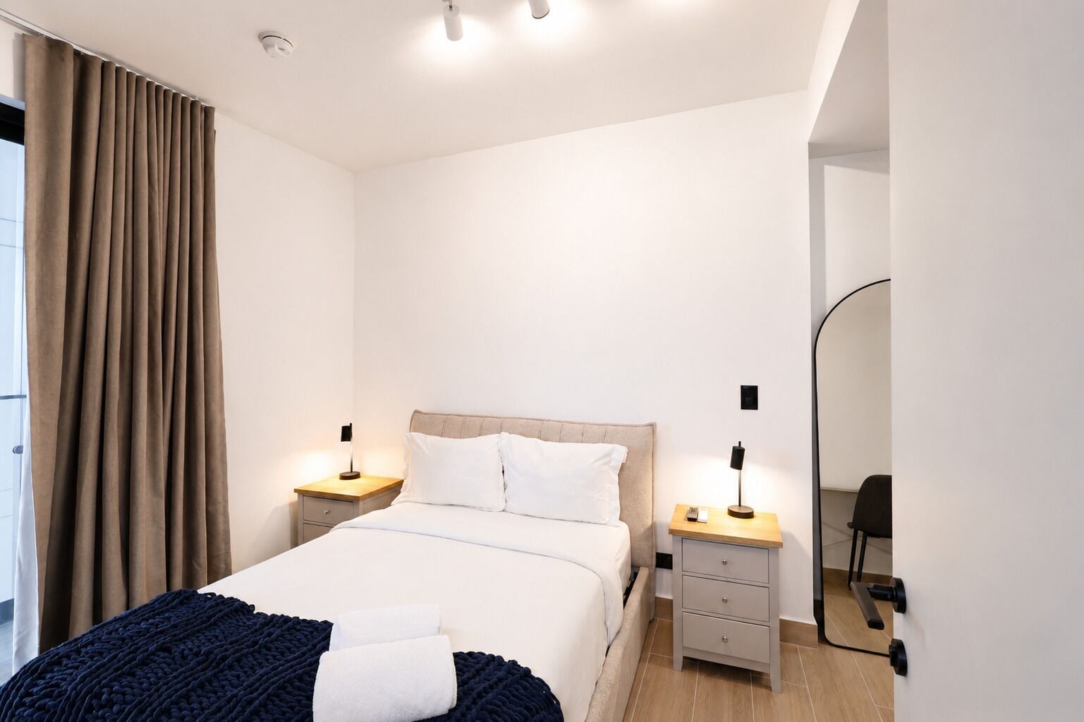 Apartamento Premium, vistas a la ciudad | Espacio para trabajar con un portátil y cortinas opacas