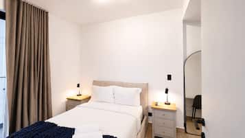Apartamento Premium, vistas a la ciudad | Espacio para trabajar con un portátil y cortinas opacas