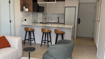 Deluxe Apartment, City View | Living area