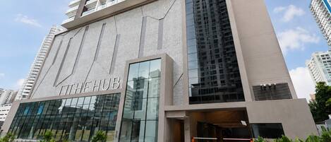 Un hôtel moderne, avec une façade en verre remarquable et l’inscription « THE HUB » bien visible.