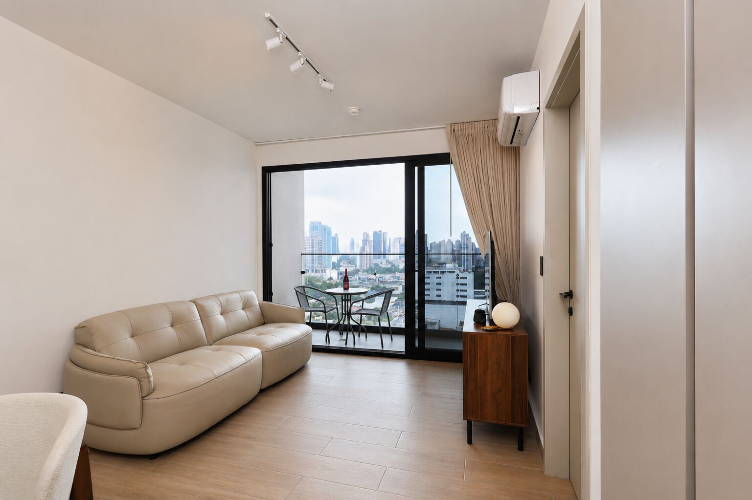 Apartamento premium, vista para a cidade | Área de estar | TV LED