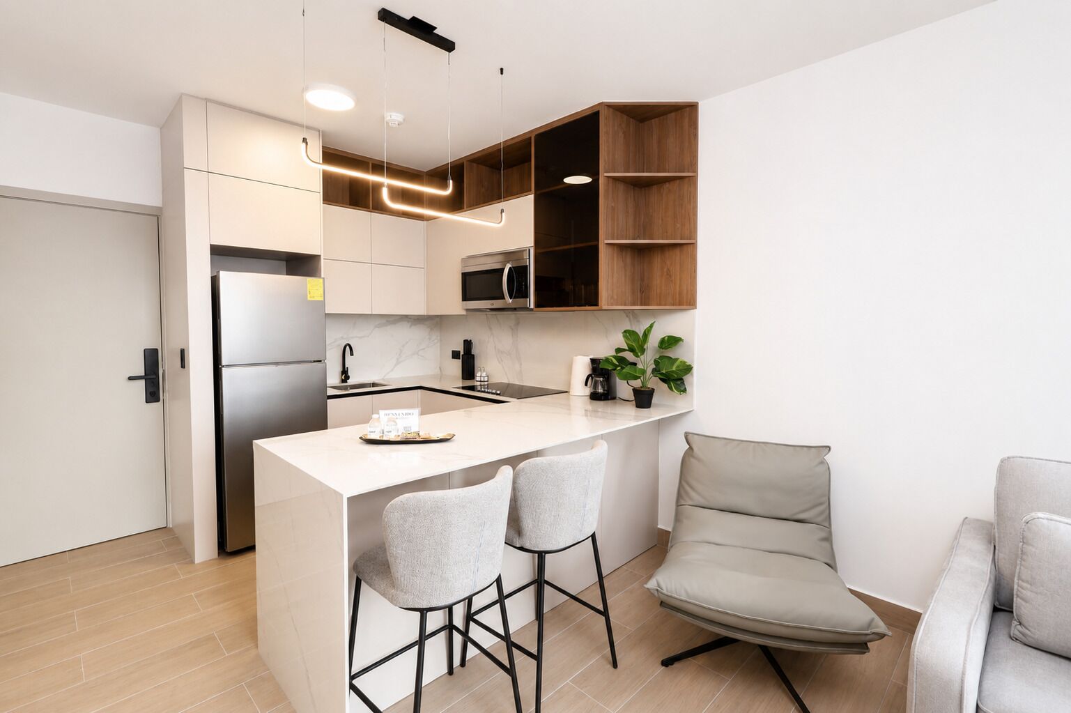Apartamento luxo, vista para a cidade | Cozinha privada | Cafeteira/chaleira, geladeira grande, micro-ondas, fogão