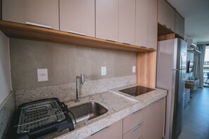Eine moderne Küche mit Granit-Arbeitsplatten, Edelstahlgeräten und Holzschränken.