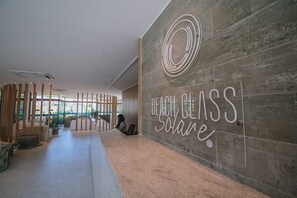Moderni sisustus, jossa on suuri seinä, jossa näkyy teksti: ”BEACH GLASS Solar”.