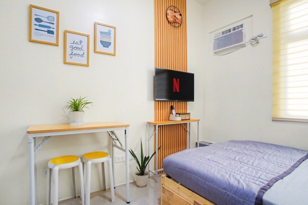 Iron/ironing board, bed sheets