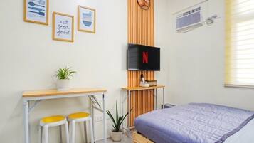 Iron/ironing board, bed sheets