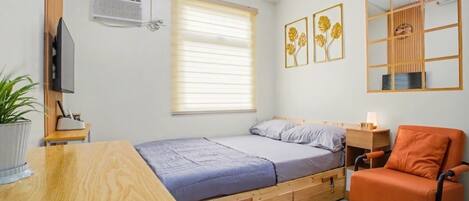Iron/ironing board, bed sheets