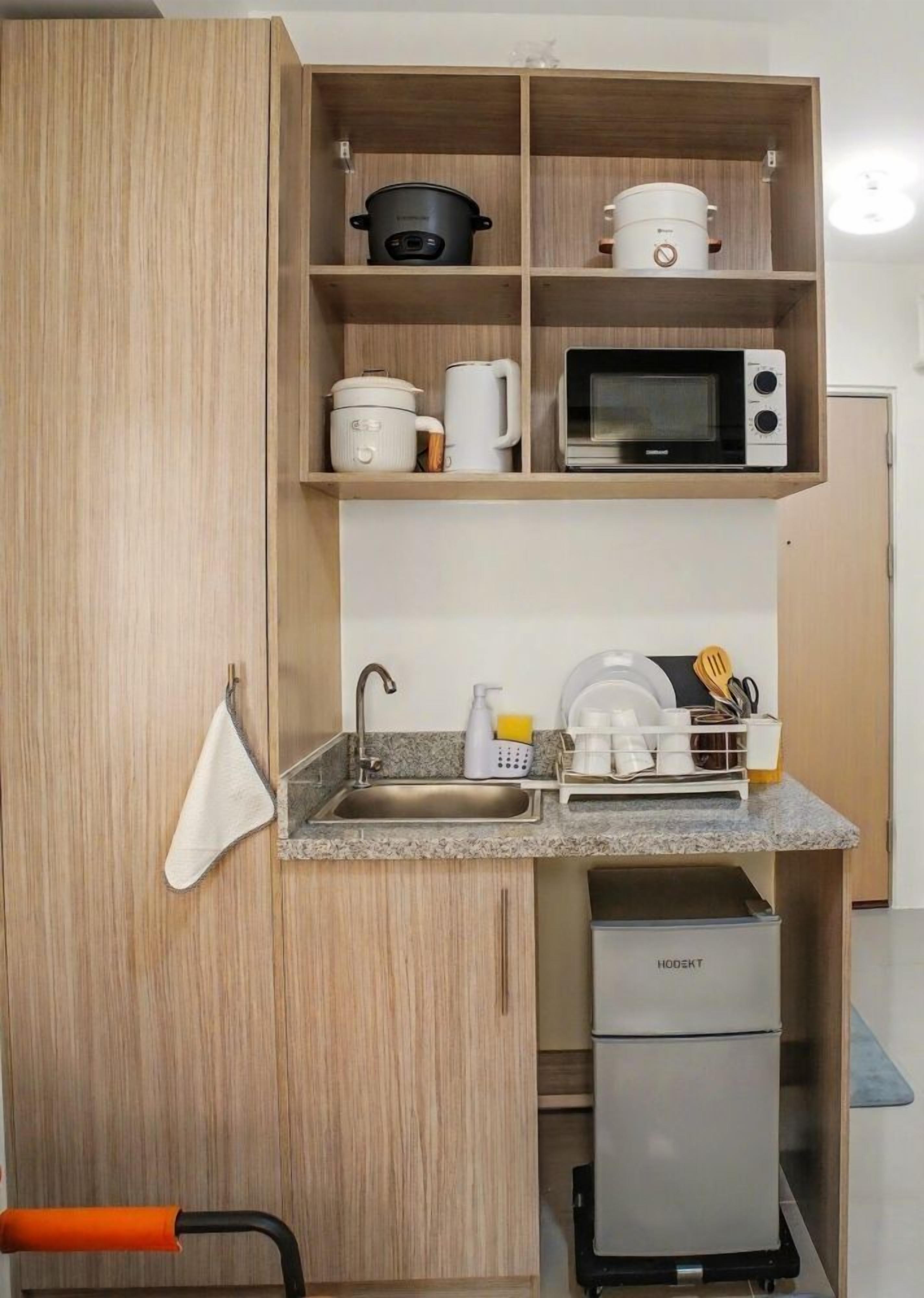 Microwave, cookware/dishes/utensils