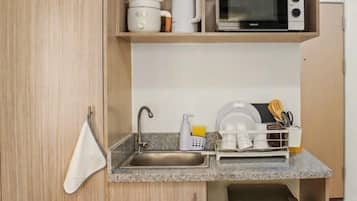 Microwave, cookware/dishes/utensils