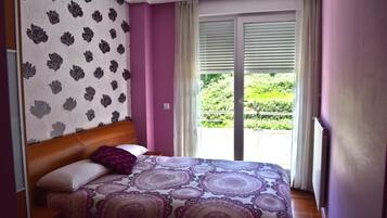 Tabla de planchar con plancha, wifi, ropa de cama