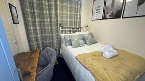 1 bedroom, iron/ironing board, free WiFi, bed sheets - Modern Budget Studio Birmingham | Private Kitchen, Parking & Smart Amenities (Oldbury)