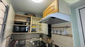 Private kitchen - Modern Budget Studio Birmingham | Private Kitchen, Parking & Smart Amenities (Oldbury)