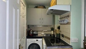 Private kitchen - Modern Budget Studio Birmingham | Private Kitchen, Parking & Smart Amenities (Oldbury)