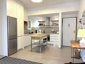 冷蔵庫、オーブン、コンロ、食器洗い機