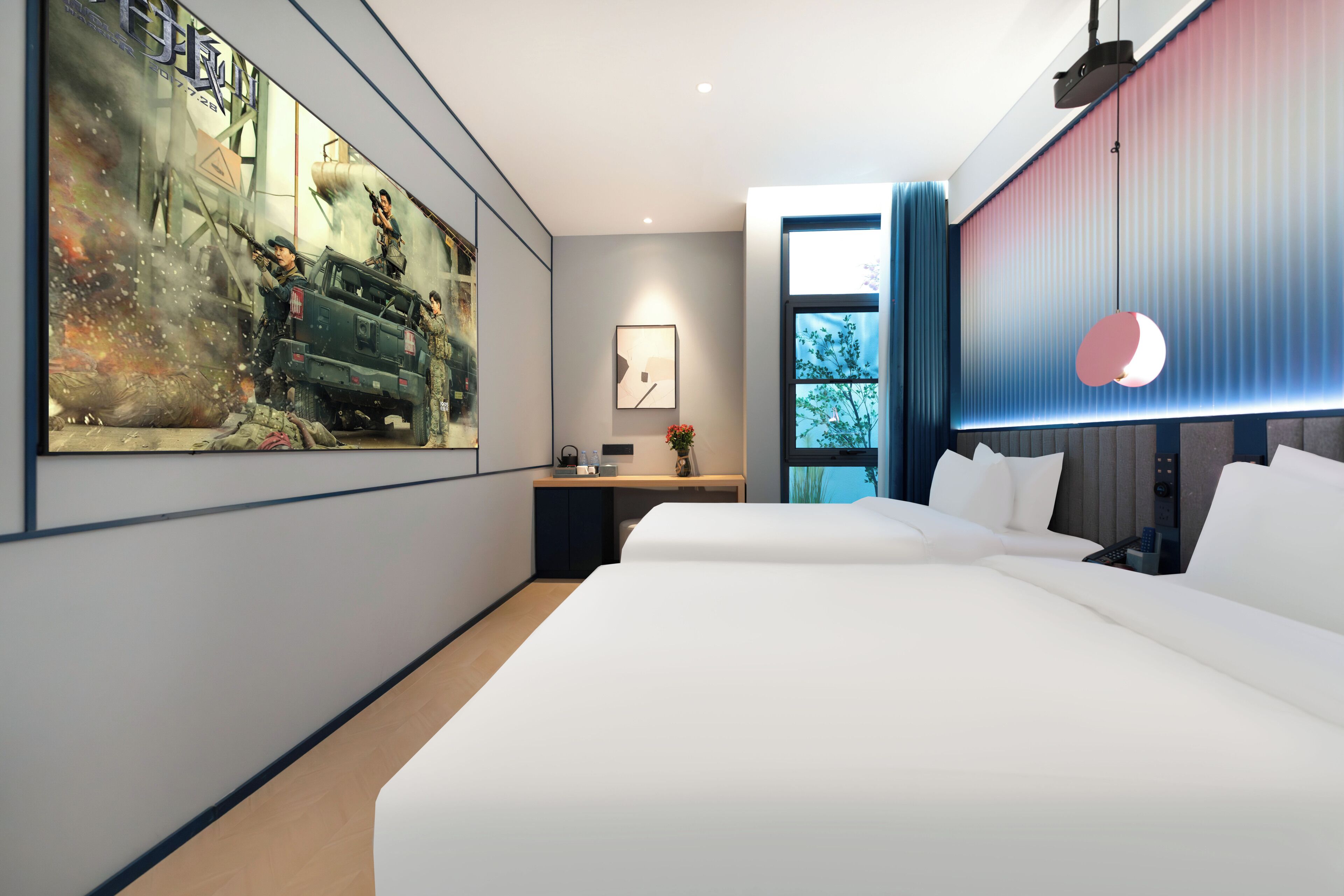 Une chambre d’hôtel moderne, dotée d’un grand lit, d’un bureau, d’une chaise, d’une fenêtre et d’un tableau au mur.