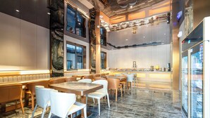 Ein Restaurant mit Marmorböden, hohen Decken und moderner Einrichtung.
