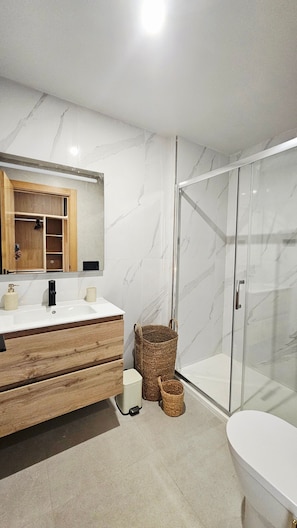 Een douche, een haardroger, handdoeken