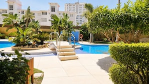 Pool - Palm Beach Apartment with Pool, Parking, and Sea View in Fuengirola (Fuengirola)