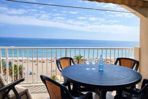 Outdoor dining - Holiday Home 'Primera Línea De Playa Rey Terraza' with Sea View, Wi-Fi and Air Conditioning (Fuengirola)