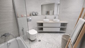 Bathroom - Holiday Home 'Golf, Pool, Panoramic Terrace' with Lake View, Wi-Fi and Air Conditioning (Las Lagunas)