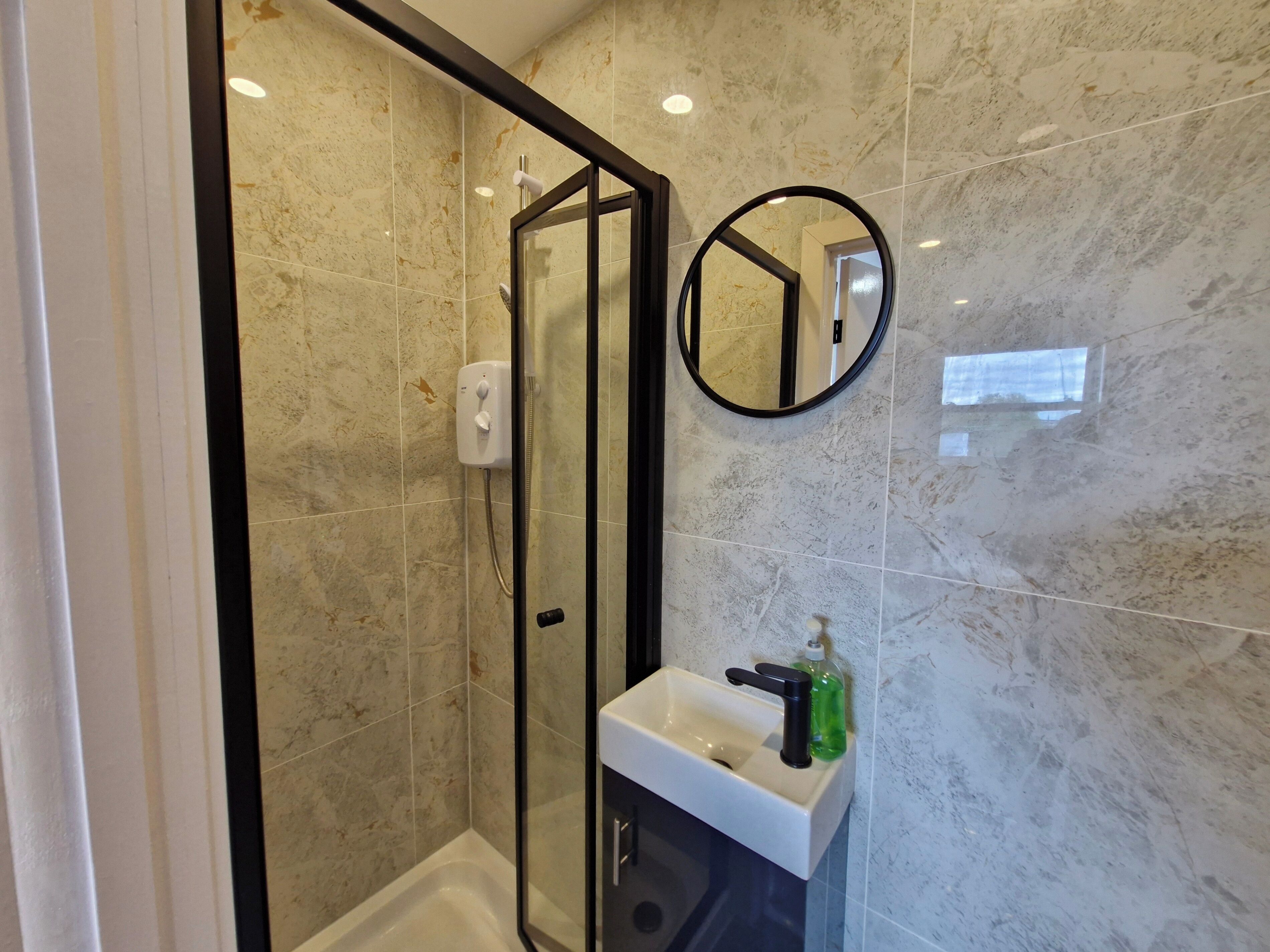 Douche, sèche-cheveux, serviettes fournies