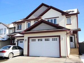 Exterior - Cozy 2-Bedroom Duplex with 4 Beds Near Henday & Shops (Edmonton)