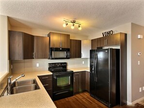 Private kitchen - Cozy 2-Bedroom Duplex with 4 Beds Near Henday & Shops (Edmonton)