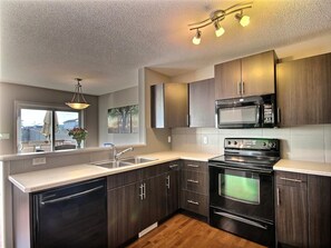 Private kitchen - Cozy 2-Bedroom Duplex with 4 Beds Near Henday & Shops (Edmonton)