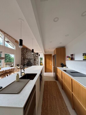 Wasserkocher mit Kaffee-/Teezubehör, Kühlschrank, Mikrowelle, Ofen