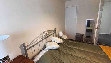 2 bedrooms, iron/ironing board, free WiFi, bed sheets