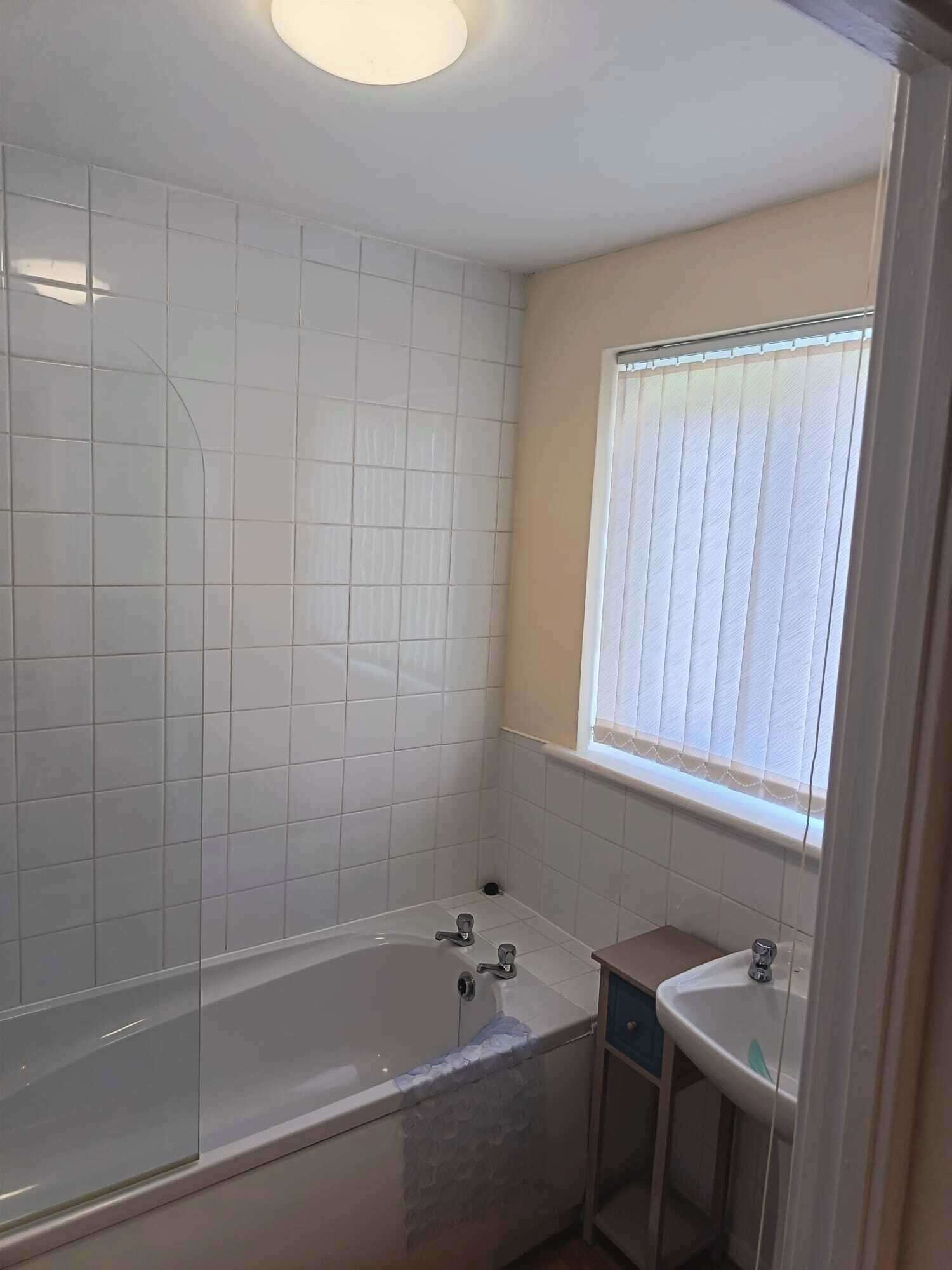 Combined shower/tub, deep soaking tub, hair dryer, towels