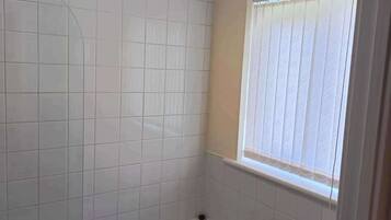 Combined shower/tub, deep soaking tub, hair dryer, towels