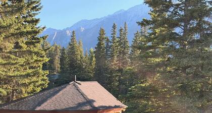 Brookside Hydeaway Downtown Canmore!