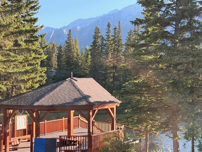 Brookside Hydeaway Downtown Canmore!