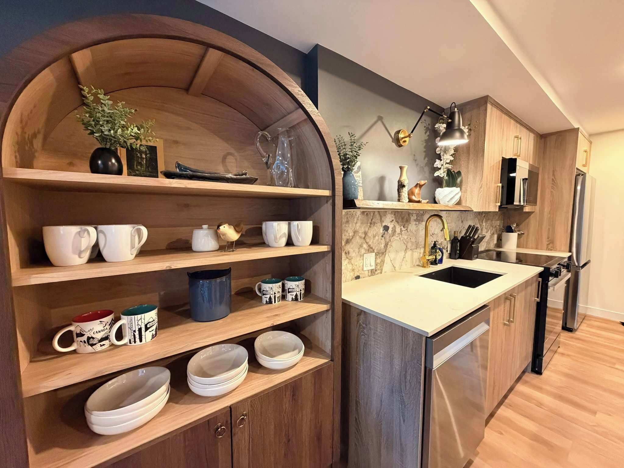 Coffee/tea maker, fridge, microwave, oven
