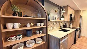 Coffee/tea maker, fridge, microwave, oven