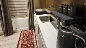 Frigorífico, microondas, placa de cocina y hervidor eléctrico